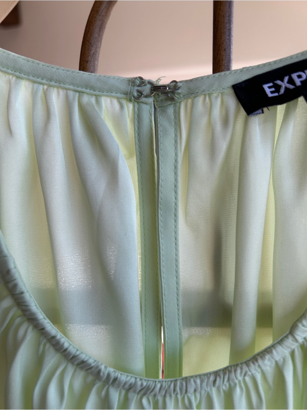 Express Women’s Pale Lime green Sleeveless Smocked-Hem top size XL - Picture 6 of 8
